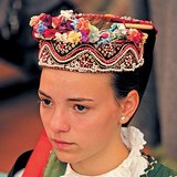 Секейская молодая девушка в национальной одежде