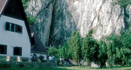 Вход в пещеру Барадла Аггтелекского карста