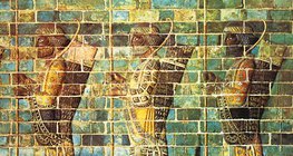«Бессмертные» – личная охрана царя. Фрагмент фриза из дворца Дария I (Сузы, 5 век до Р. Х.)