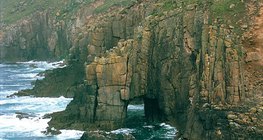 Отвесные скалы берега, сотворённые волнами