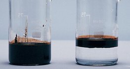 Нефть всплывает на поверхность воды
