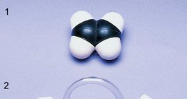 Полусферическая (1) и стержневая (2) модели молекулы этилена