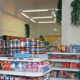 Разнообразие товаров в продуктовом магазине
