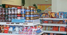 Разнообразие товаров в продуктовом магазине