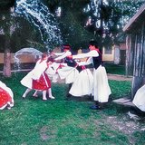 La tradizione dell’innaffiamento il Lunedì di Pasqua in Ungheria