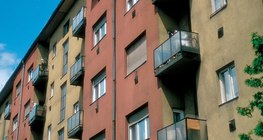 Отводы дымового газа от газовых обогревателей на стене дома