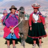 Indieni din Peru, cu animalul lor de casă preferat, lama