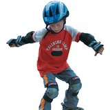Niño con monopatín