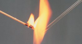 Prueba de combustibilidad con una varilla de vidrio y un palillo de madera