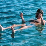 Купальщик в Мёртвом море