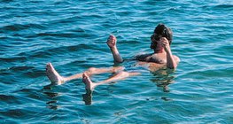 Купальщик в Мёртвом море
