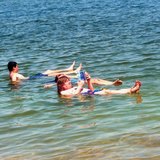 Купальщики на поверхности Мёртвого моря