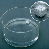 Ethanol reaguje se sodíkem v průběhu tvorby plynného vodíku