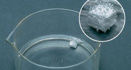 При взаимодействии этанола с натрием образуется газообразный водород