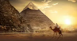 كم عدد الأشخاص الذين ساهموا في بناء هرم خوفو؟
