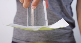Vaso de agua boca abajo